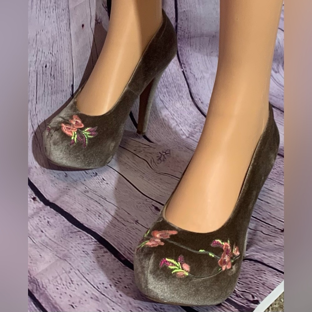Tan velvet with embroidered flower stiletto heels. Size: 7, Heels: 4”